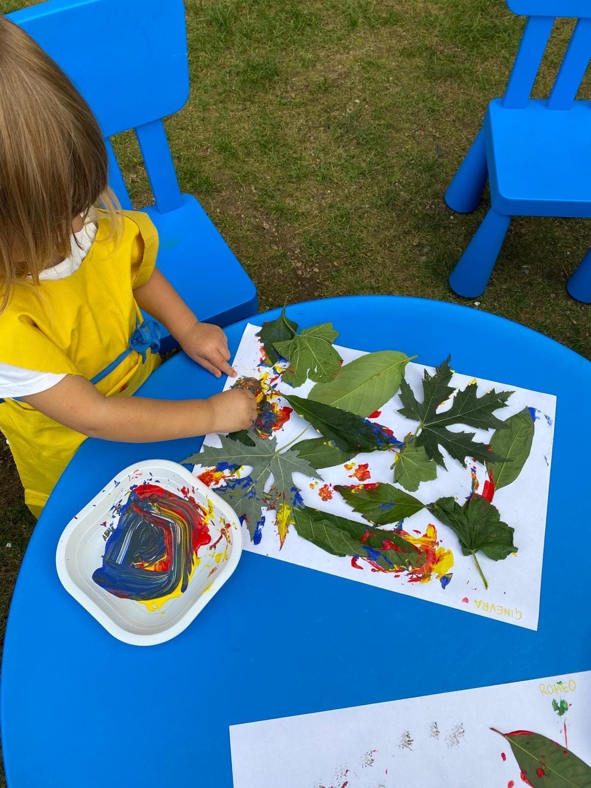 Bambini all'atelier all'aperto