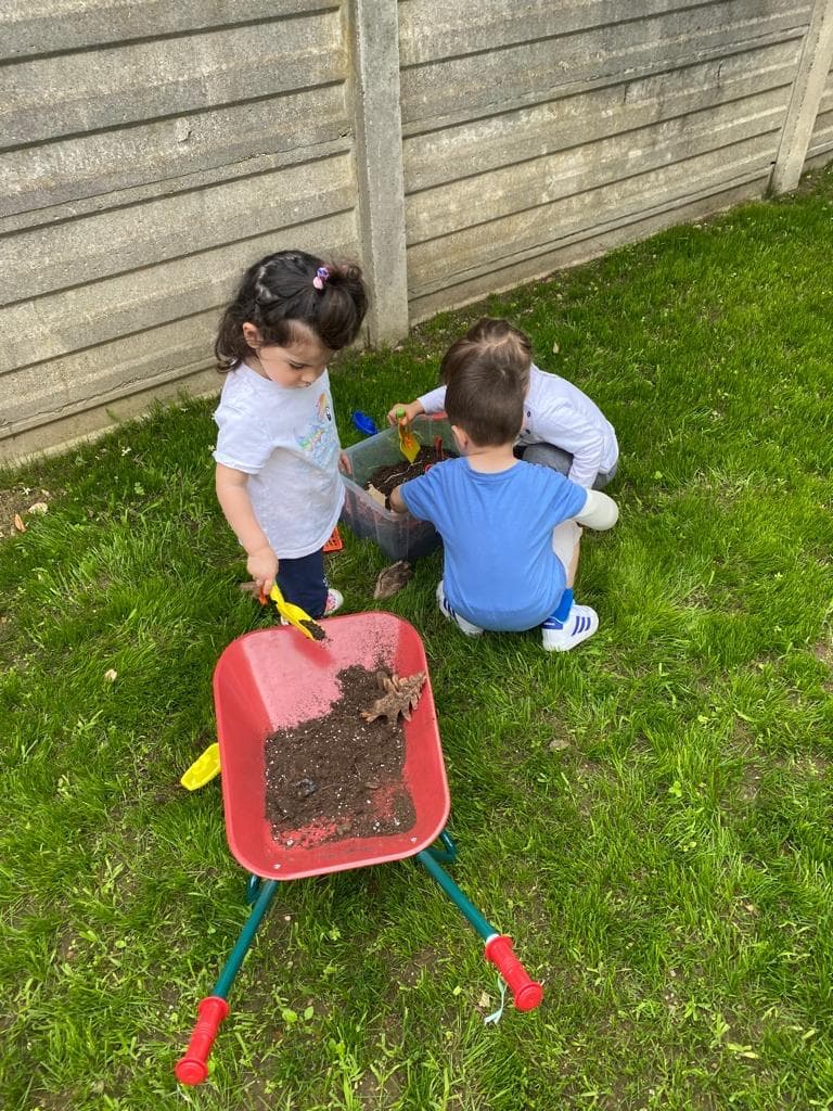Bambini nell'orto del cortile