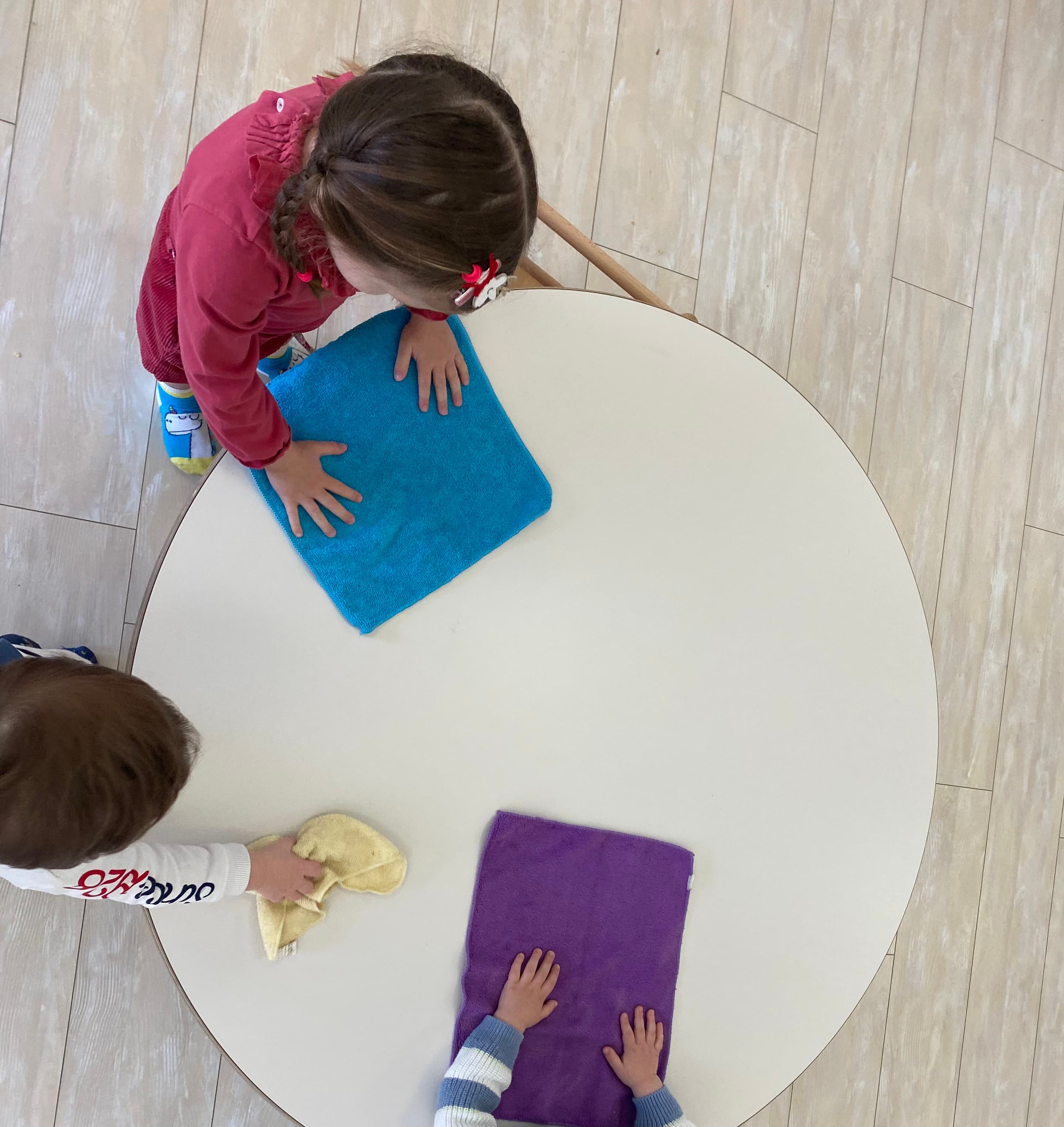Bambini attorno ai cuori rossi dipinti